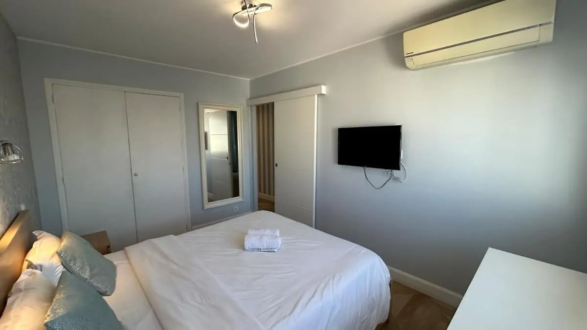 B018-Bright Apartment With Balcony - Cannes Croisette 0*,  France
