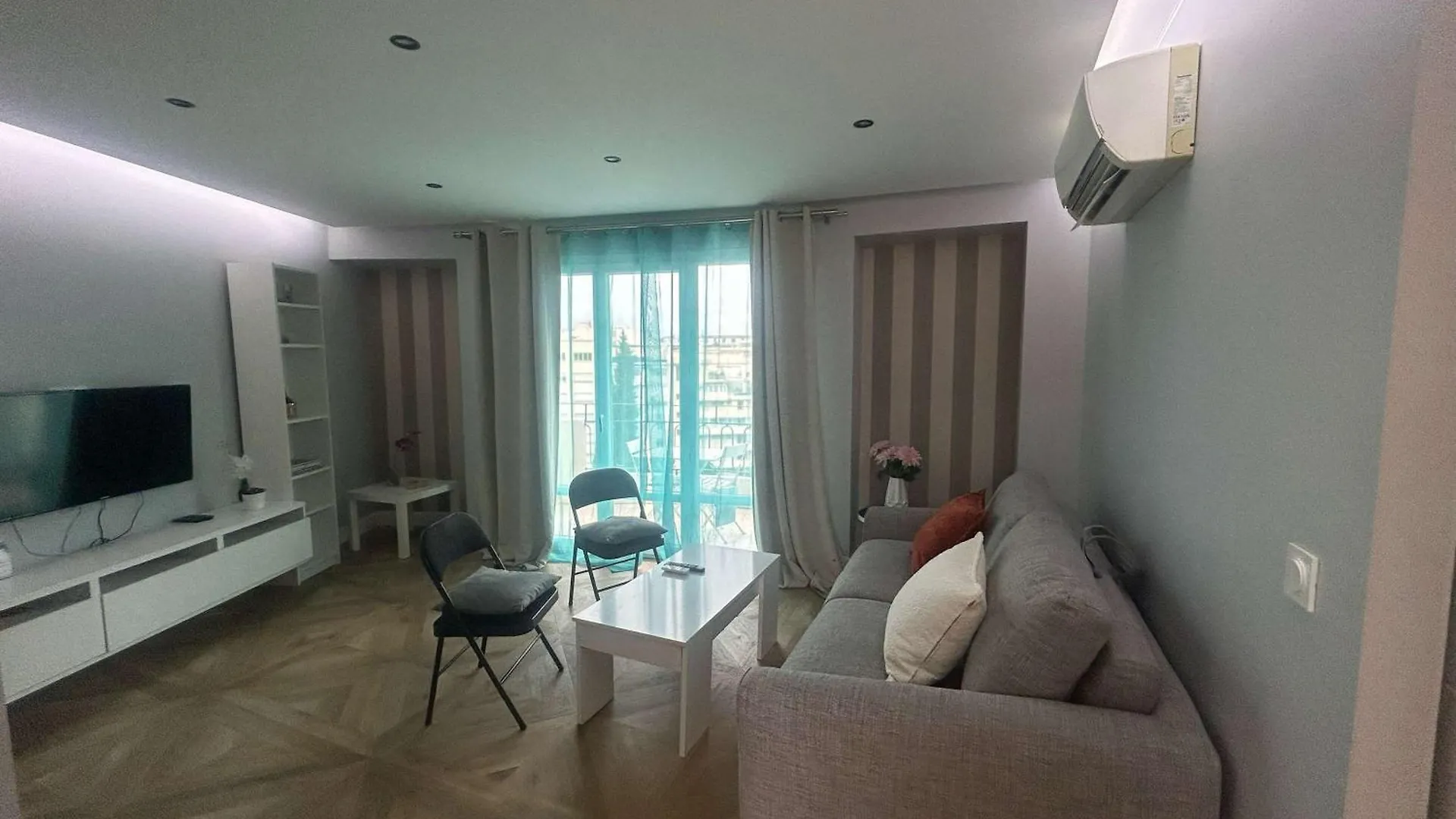 B018-Bright Apartment With Balcony - Cannes Croisette Francia