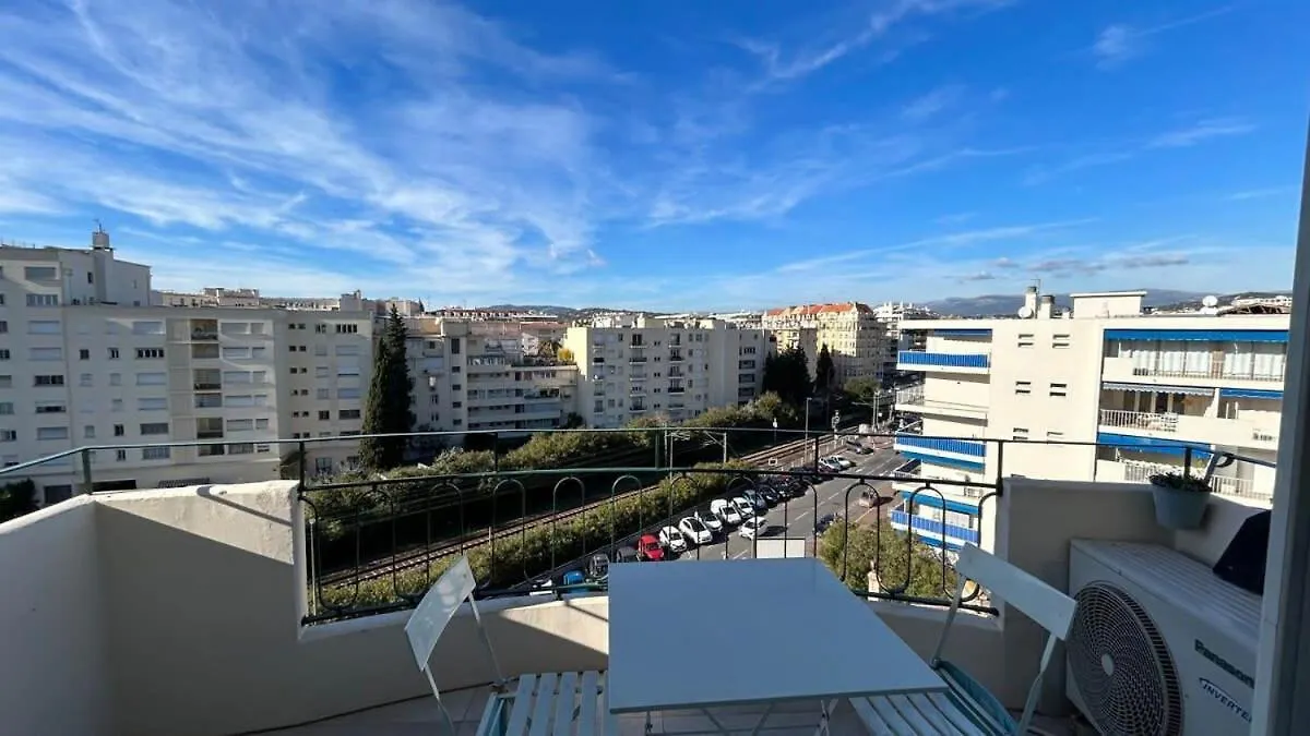 B018-Bright Apartment With Balcony - Cannes Croisette
