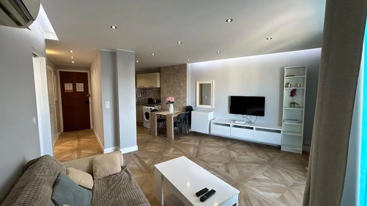 B018-Bright Apartment With Balcony - Cannes Croisette