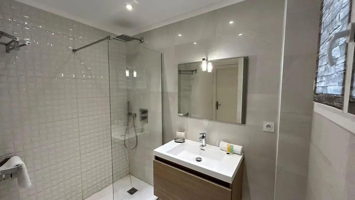 B018-Bright Apartment With Balcony - Cannes Croisette
