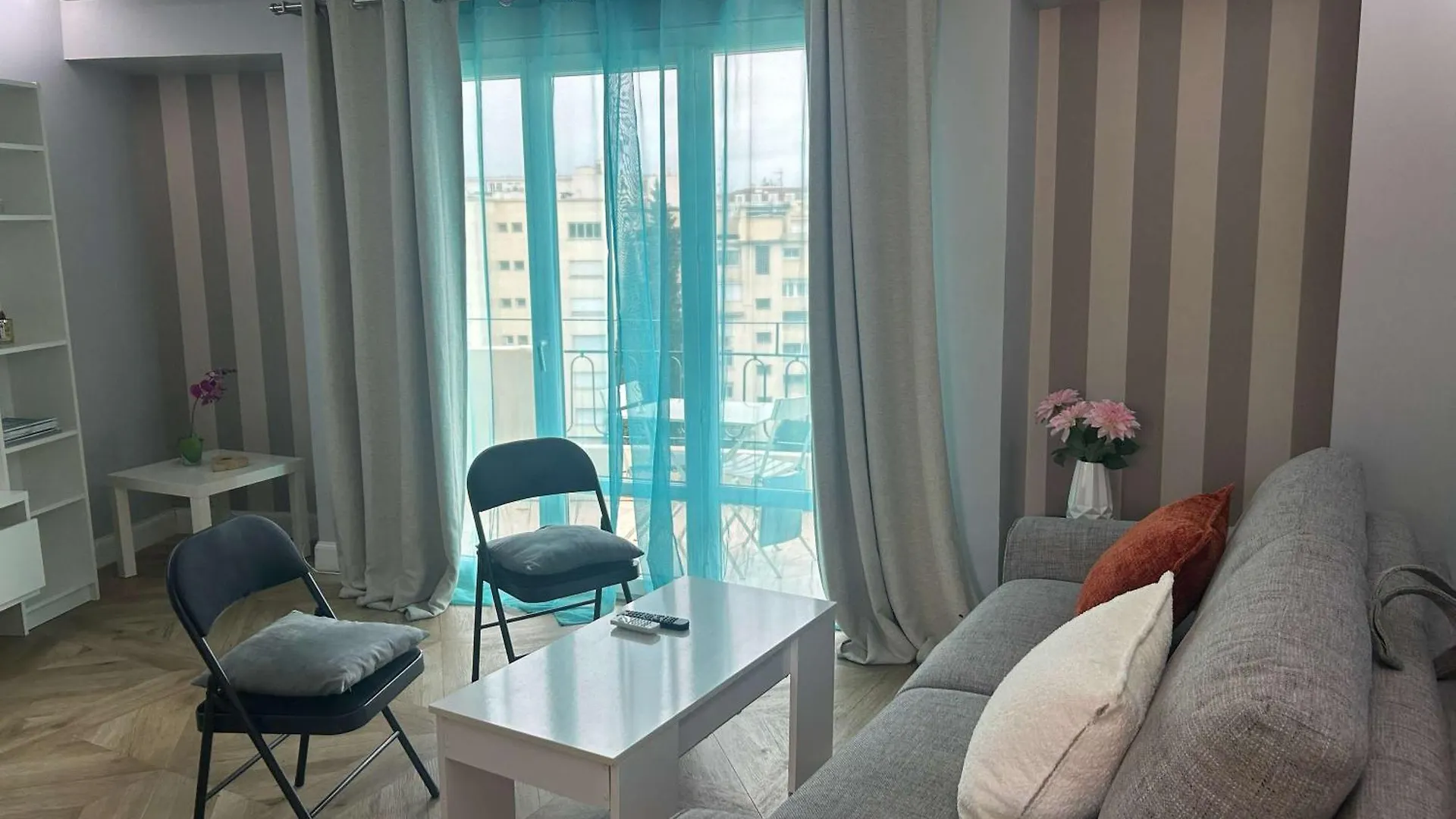 B018-Bright Apartment With Balcony - Cannes Croisette France