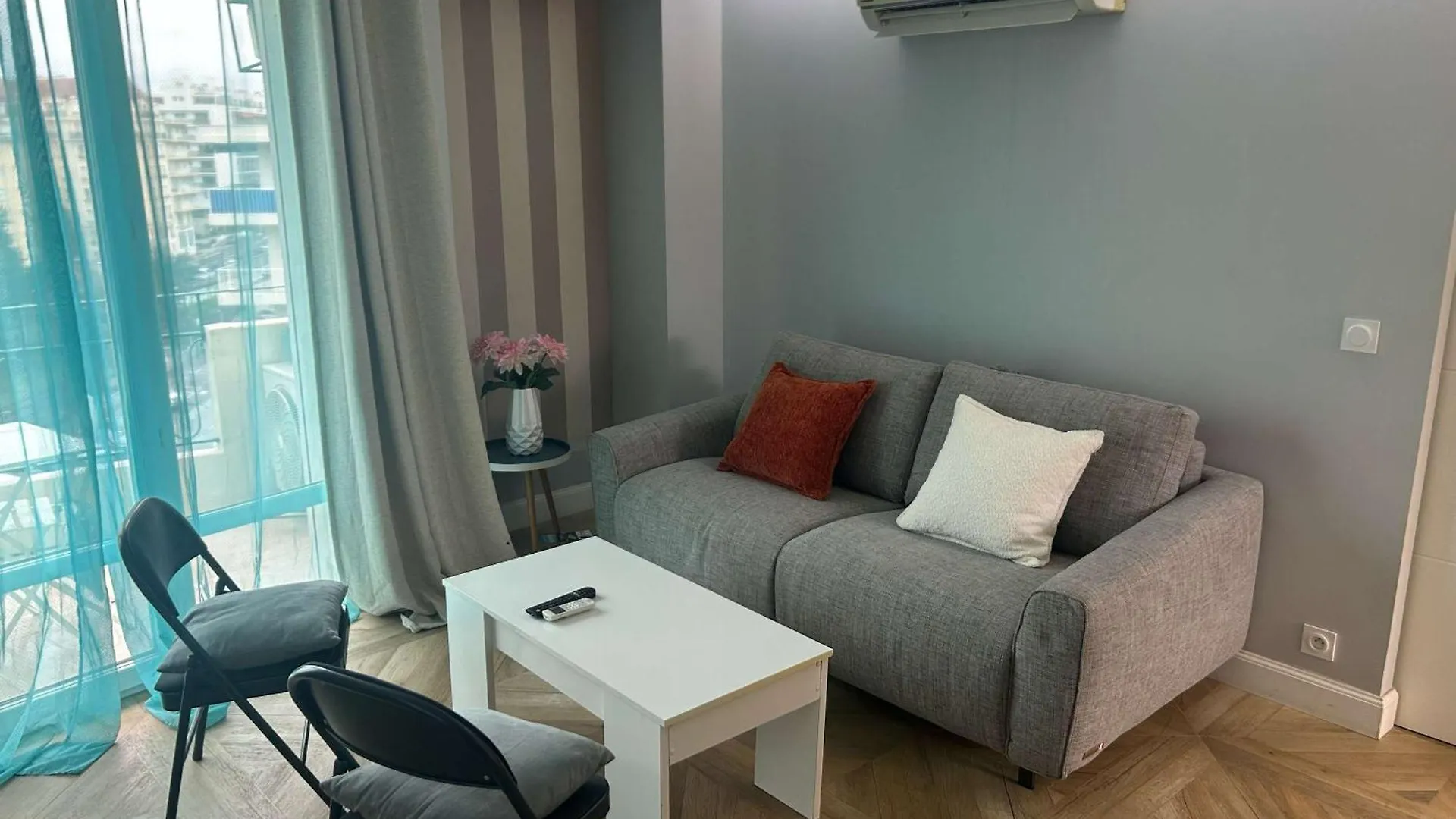 B018-Bright Apartment With Balcony - Cannes Croisette 0*,  France